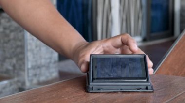 Udonthani, Thai - 18 Ağustos 2020: Bazı fotovoltaik panellerde güneş ışığı açılıp kapanabilir. Bu klip nasıl açılıp kapatılacağını gösterir. 