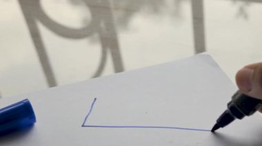 Kâr etmeyi ya da zararı durdurmayı planlıyorlar. Grafik yazmak ve satmak veya satın almak için en iyi noktayı kontrol etmek için işaretleyici kalem kullanır. Bu klip yakın planda çekilmiş..