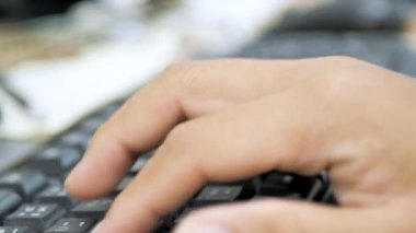 Bilgisayarı elle yazarak kapat. 4k görüntü.