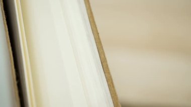 Kapatın şu lanet kitabı. 4k görüntü.