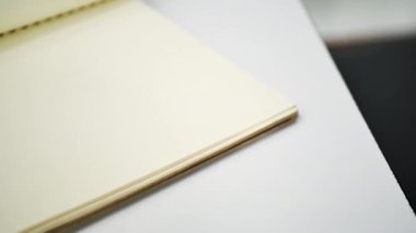 Defterin sayfaları açıldı. Bu kamera kitabın kenarına odaklanıyor..