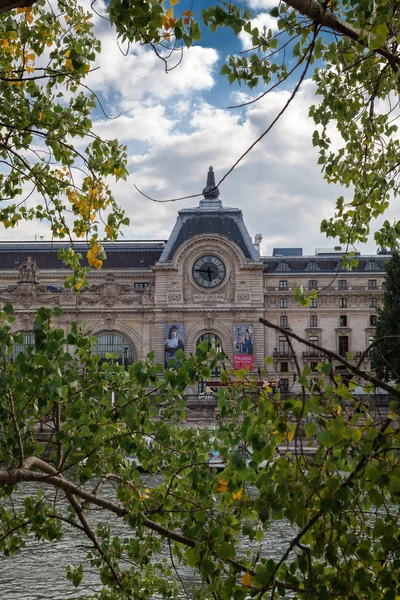 Здание в рамке в Париже — стоковое фото