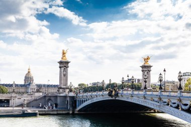 Paris 'teki ünlü köprü.