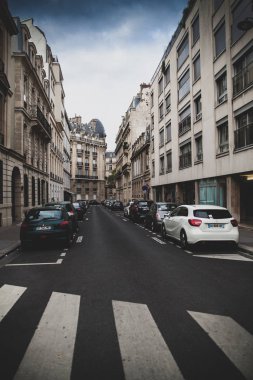 paris sokaklarında