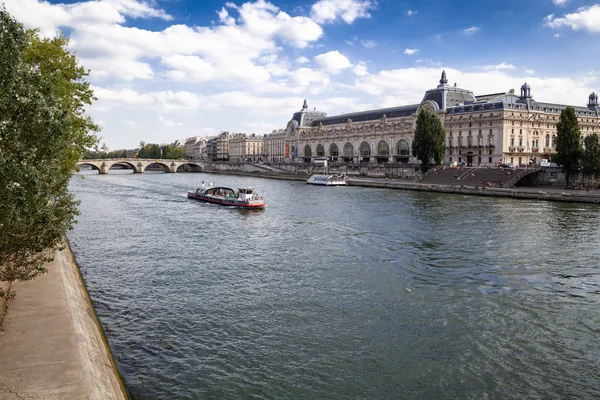 Rivier in Parijs Frankrijk in de zomer — Stockfoto