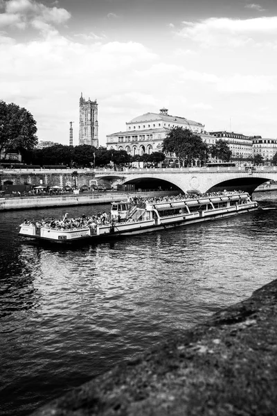 Ποτάμιες μεταφορές στο Παρίσι Γαλλία — Φωτογραφία Αρχείου