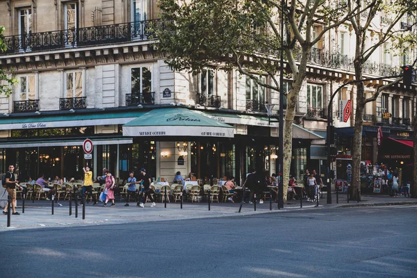Вид на парижскую улицу в Париже, Франция — стоковое фото