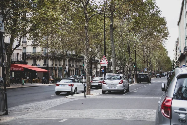 Вид на парижскую улицу в Париже Франция — стоковое фото