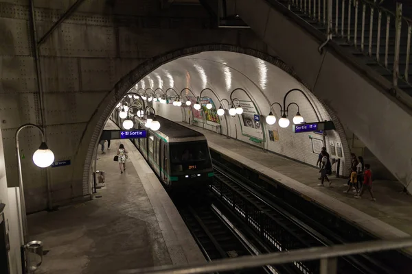 パリフランスの地下鉄駅 — ストック写真