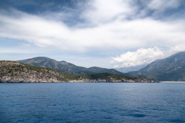 Deniz manzarası ve arka plan 2 üzerinde dağlar