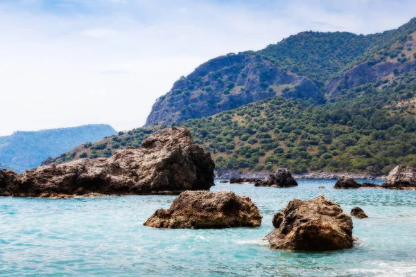 Deniz manzarasında liman