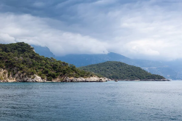 Deniz kıyısında güzel manzara