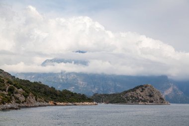 Dağlı deniz manzarası