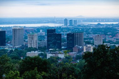 Montreal şehir merkezine bakın.