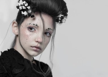 Bir kız portresi. Yaratıcı, sıra dışı, karmaşık makyaj ve saç modeli. Fantasy, peri masalı, stil, tasarım, yaratıcı.