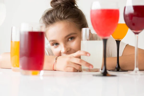 Chica Sonriente Vasos Multicolores Jugos Bebidas —  Fotos de Stock