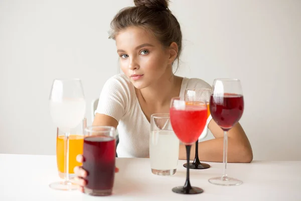 Chica Está Sentada Mesa Vasos Vasos Con Jugos Bebidas Multicolores —  Fotos de Stock