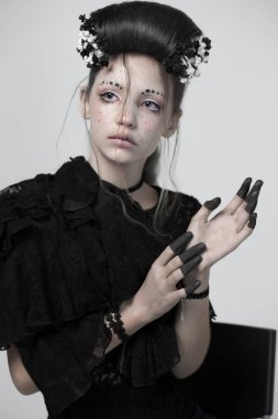 Bir kız portresi. Yaratıcı, sıra dışı, karmaşık makyaj ve saç modeli. Fantasy, peri masalı, stil, tasarım, yaratıcı.