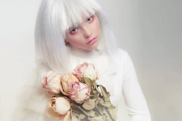 Menina Peruca Branca Com Flores Boneca — Fotografia de Stock