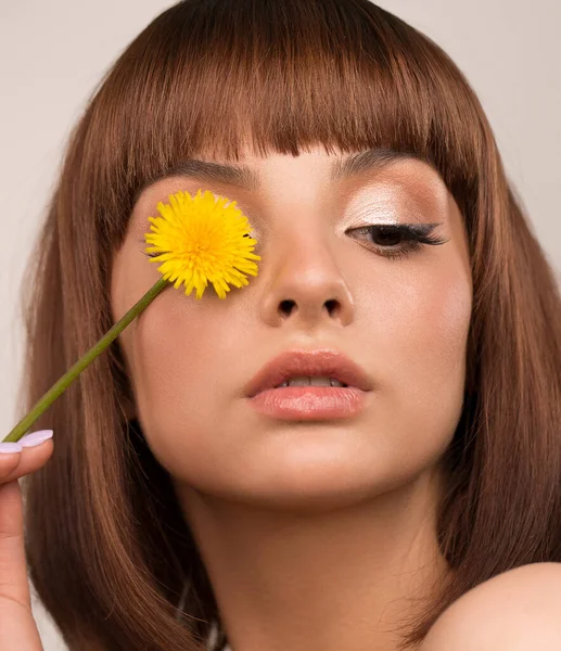 顔を閉じて 1つの目はタンポポの花によって閉じられます 下を見ろ メイク 美の肖像画 健康な肌をクレンジング — ストック写真