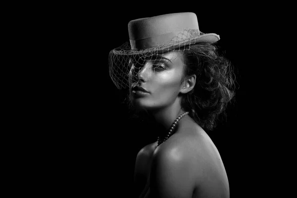 Portrait Noir Blanc Une Jeune Femme Portant Chapeau Voile Style — Photo