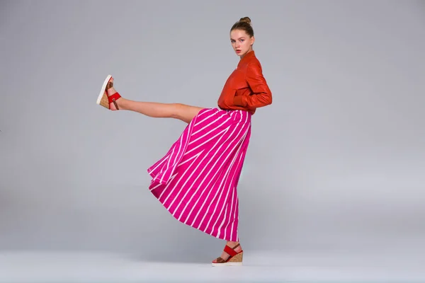 Young Woman Posing Full Growth Clothes Long Red Skirt Wide — Stock Photo, Image