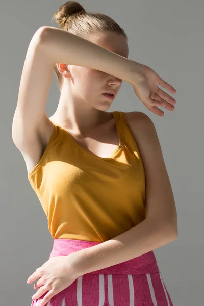 Retrato Una Mujer Cubre Los Ojos Con Mano Luz Natural — Foto de Stock