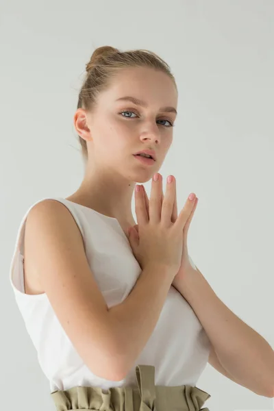 Retrato Uma Menina Mãos São Dobradas Perto Rosto Ela Olha — Fotografia de Stock