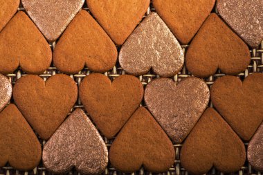 Zencefilli kek kalpler altın kalplerle süslenmiş güzel tatiller için 2