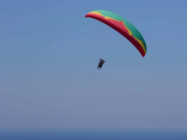 Flying Tandem Paragliders Lucht Boven Zee Buurt Van Bergen Prachtig — Stockfoto