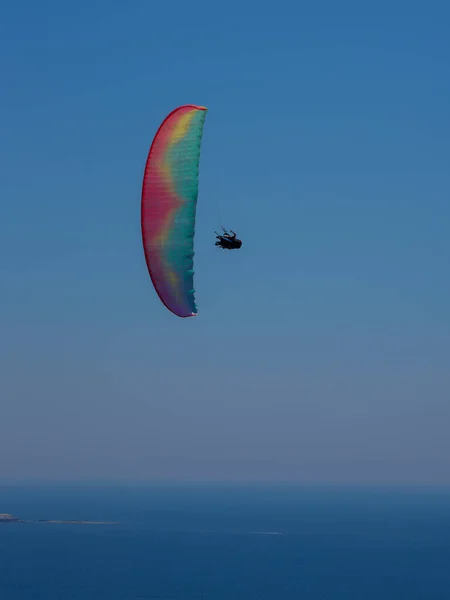 Latające Paralotnie Tandemowe Niebie Nad Morzem Pobliżu Gór Piękny Widok — Zdjęcie stockowe