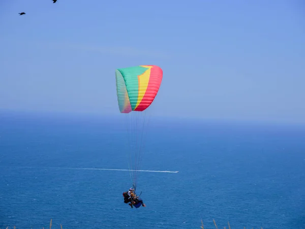 Flying Tandem Paragliders Sky Sea Mountains Beautiful Sea View — Stock Photo, Image