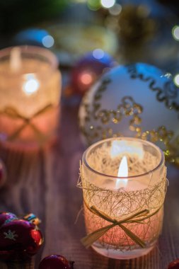 Yakın görüş Birkaç sihirli Noel süslenmiş Ahşap kırsal arka planda yanan mumlar.