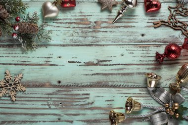 Noel süslemeleriyle süslenmiş parlak ışıklı vites masasının Xmas arka planı. Balolar, yıldızlar ve şekerler.