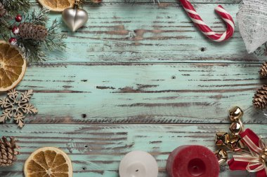 Noel dekoarasyonu ve mumlarla süslenmiş hafif bir vites masasında yeni yılın arka planı. Parlak renkli yatay arka plan yeni yılı sembolize ediyor. Boşluğu kopyala.