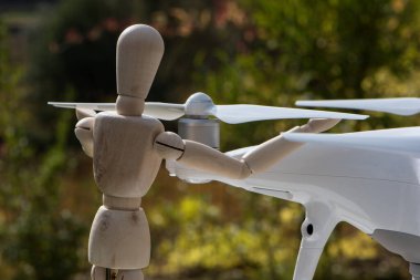 Yapay zeka servis bebeği İHA 'sı üzerinde çalışıyor. Uçmadan önce pervanelerin güvenilirliğini kontrol ediliyor ve test ediliyor.