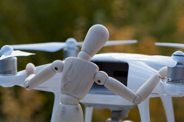 Yapay zeka servis bebeği İHA 'sı üzerinde çalışıyor. Uçmadan önce pervanelerin güvenilirliğini kontrol ediliyor ve test ediliyor.