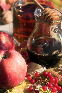 Kapalı alanda, karabuğday balı, cevizli taze elmalı ve kır güvertesinde viburnum üzümlü sıcak bitkisel çay. Sonbahar sakin bir hayat.