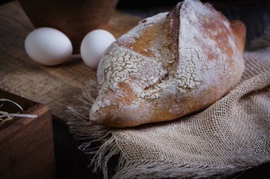 Köy manzarasında taze ekmek, süt ve yumurta.