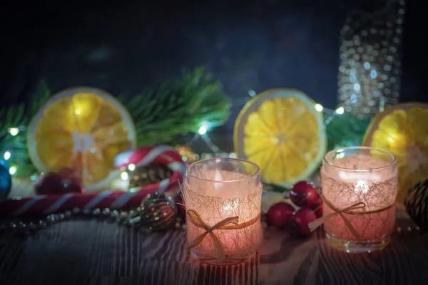 Bir çift sihirli Noel süslenmiş, ahşap kırsal arka planda yanan mumlar..