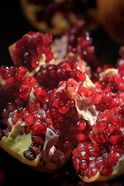 Grenades Pelées Fraîches Avec Haricots Rouges Rubis Sur Surface Réfléchissante — Photo