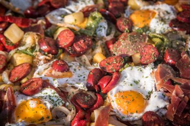 Fırında yumurta, sucuk, jambon ve pastırma. seçici odağı kapat