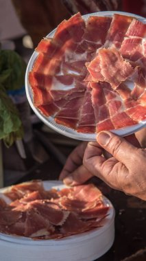 Tabakta dilimlenmiş jamon iberico var. Seçici odak.