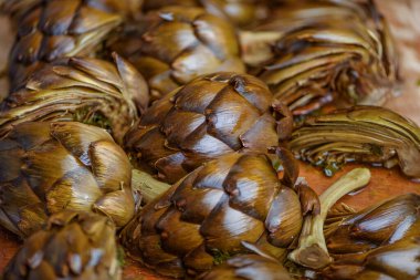 Lezzetli Roma tarzı arka planda, ahşap arka planda enginarlar, yakın plan. Yumuşak odak 2