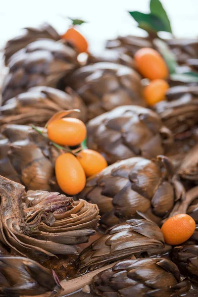 Chutný Římský Styl Artyčoky Kumquat Dřevěném Pozadí Zblízka Měkké Zaměření — Stock fotografie