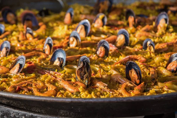 Tipik İspanyol deniz ürünleri paella 'sı. Seçici odak.