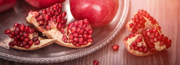 Fruits Grenade Frais Coupés Sur Fond Rustique Bois Bannière Maket — Photo