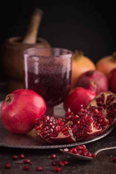 Egy Pohár Gránátalma Friss Gránátalma Gyümölcsökkel Magvakkal Rusztikus Alapon Oldalnézetből — Stock Fotó