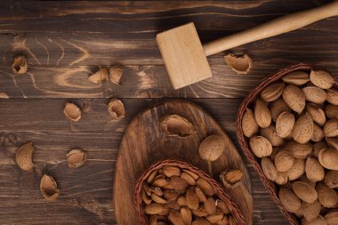 Hasır plakalarda, kahverengi ahşap arka planda diğer aksesuarlarla birlikte düz badem yatağı. 8