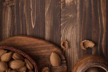 Hasır plakalarda, kahverengi ahşap arka planda diğer aksesuarlarla birlikte düz badem yatağı. 12